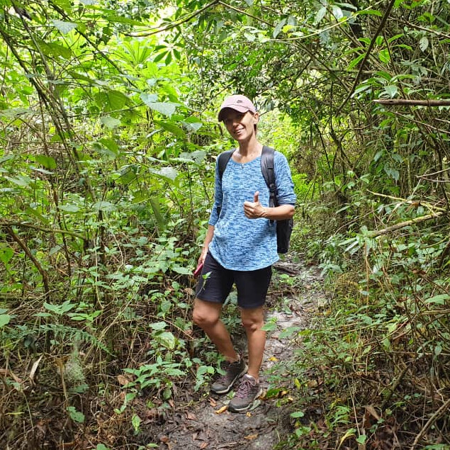 Karine dans la brousse